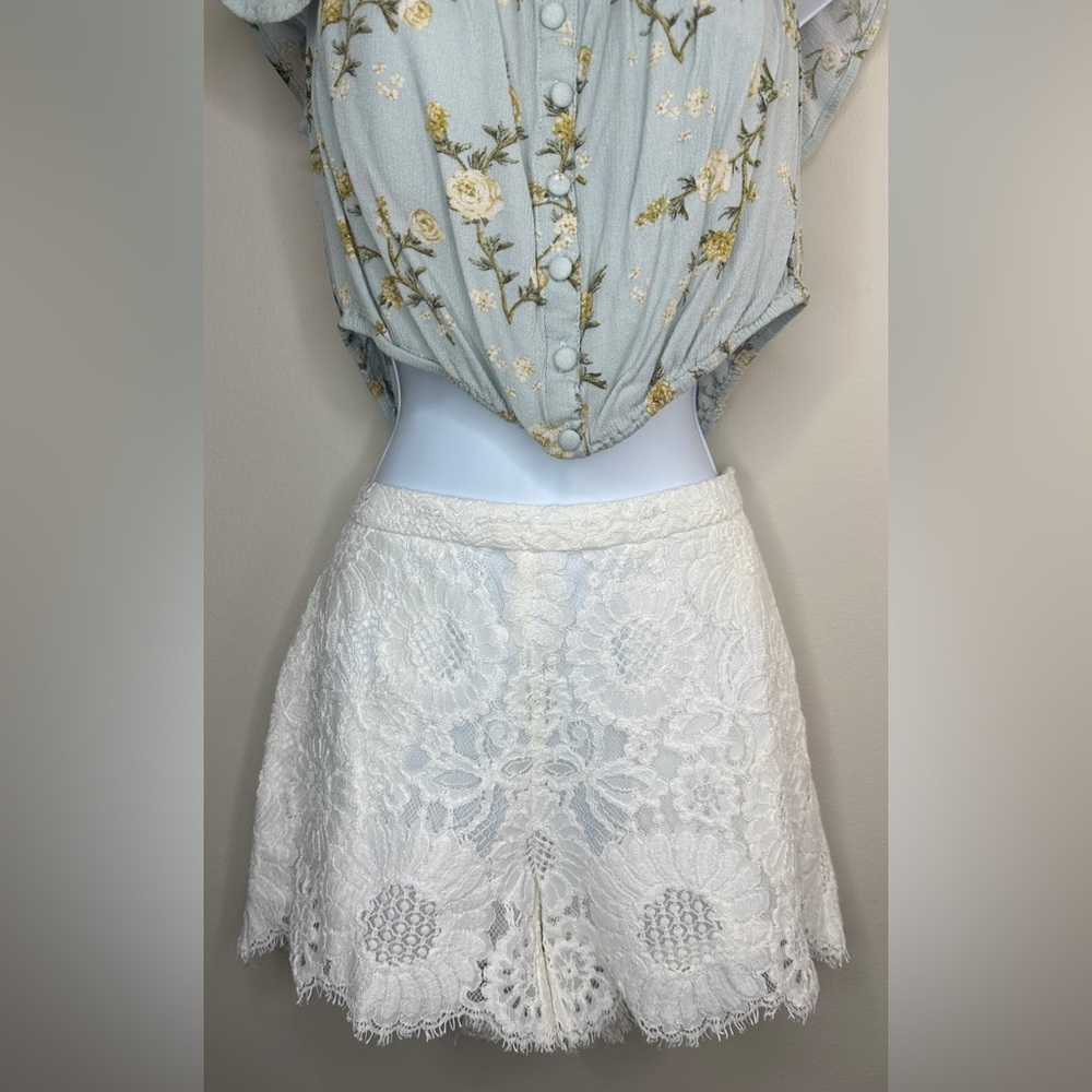 Trina Turk White Lace Shorts Size 2. New never worn before